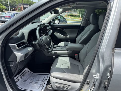 Used 2021 Toyota Highlander XLE AWD/4WD image 8