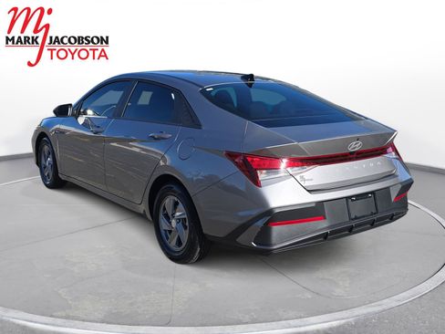Used 2024 Hyundai Elantra SE image 13