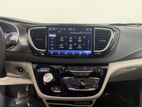Used 2024 Chrysler Pacifica Touring-L FWD image 20