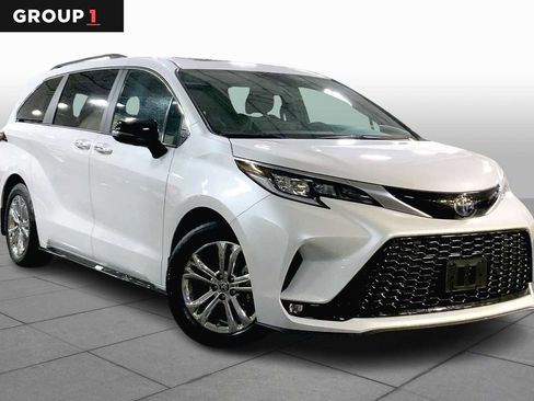 Used 2023 Toyota Sienna XSE image 2