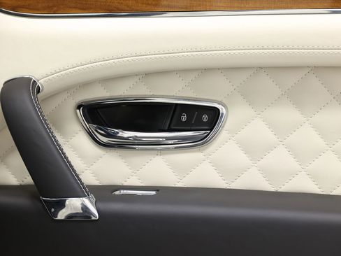 Used 2018 Bentley Bentayga Onyx Edition AWD/4WD image 98
