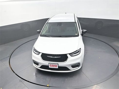 Used 2024 Chrysler Pacifica Touring-L image 18