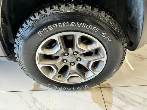 Used 2020 Jeep Cherokee Trailhawk w/ Comfort/Convenience Group AWD/4WD image 37