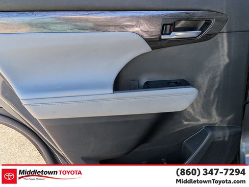 Used 2023 Toyota Highlander Platinum AWD/4WD image 29