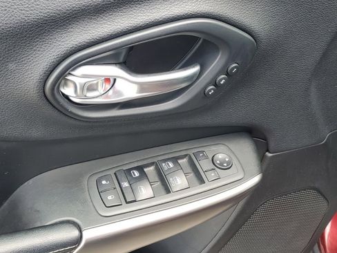 Used 2019 Jeep Cherokee Limited FWD image 9
