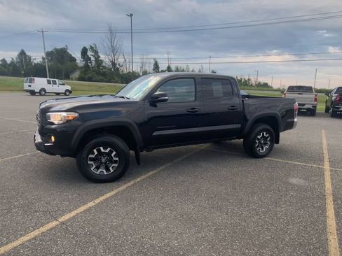 Used 2020 Toyota Tacoma TRD Off-Road w/ Blackout Package AWD/4WD image 5