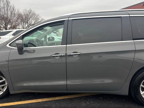 Used 2021 Chrysler Pacifica Touring-L image 9