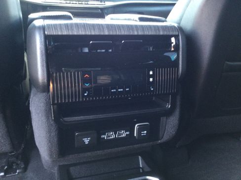 Used 2022 Jeep Wagoneer Series III w/ Premium Group I AWD/4WD image 17
