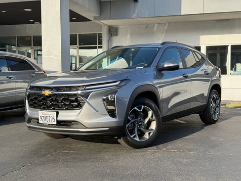 Used 2026 Chevrolet Trax LT w/ Driver Confidence Package FWD image 2