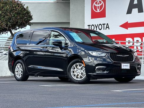Used 2023 Chrysler Pacifica Touring-L FWD image 7