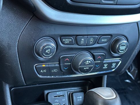Used 2018 Jeep Cherokee Latitude Plus w/ Comfort/Convenience Group AWD/4WD image 20