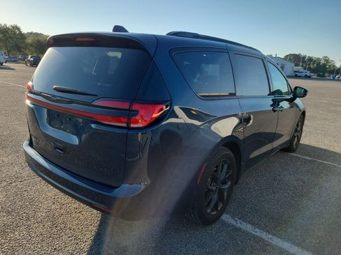 Used 2023 Chrysler Pacifica Limited w/ Uconnect Theater Family Group FWD image 5