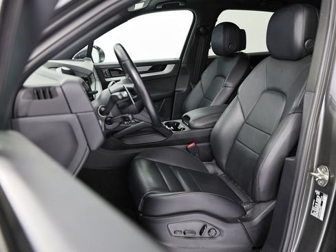 Used 2024 Porsche Cayenne AWD/4WD image 5