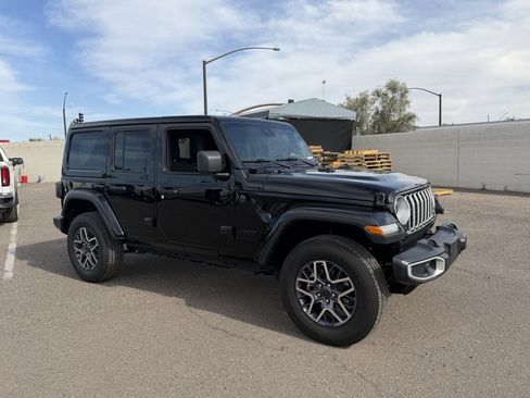 Used 2025 Jeep Wrangler Sahara image 6