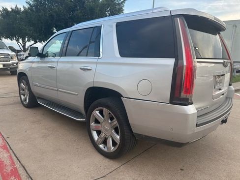 Used 2017 Cadillac Escalade Luxury RWD image 4