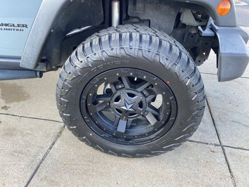 Used 2014 Jeep Wrangler Unlimited Rubicon w/ Connectivity Group AWD/4WD image 29
