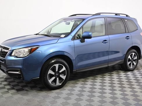 Used 2017 Subaru Forester 2.5i Premium AWD/4WD image 2