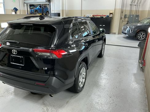 Used 2021 Toyota RAV4 LE image 4