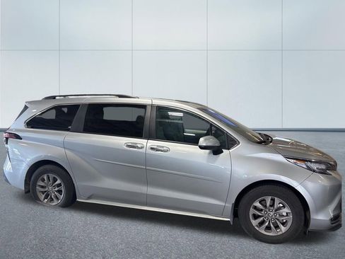 Used 2022 Toyota Sienna XLE image 2