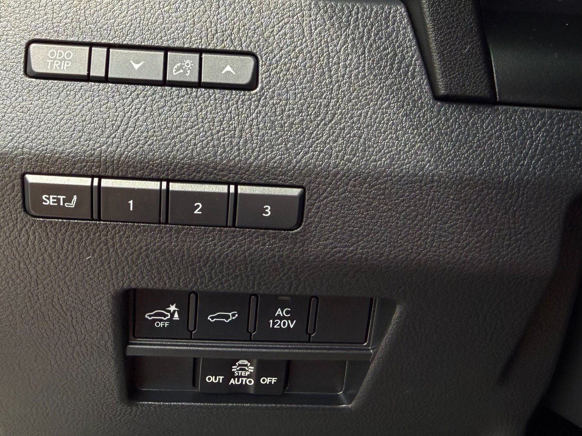 Used 2025 Lexus GX 550 w/ Accessory Package (2T) AWD/4WD image 40