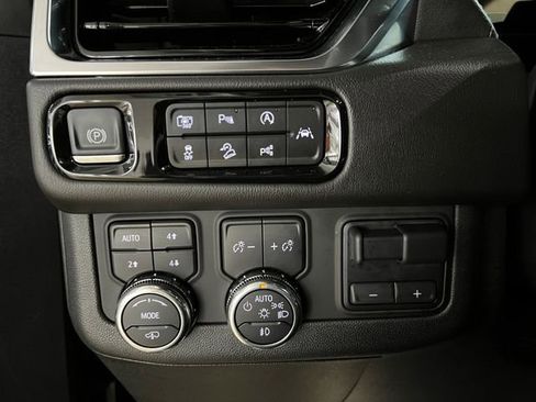 Used 2025 GMC Yukon XL Denali w/ Denali Reserve Package image 18