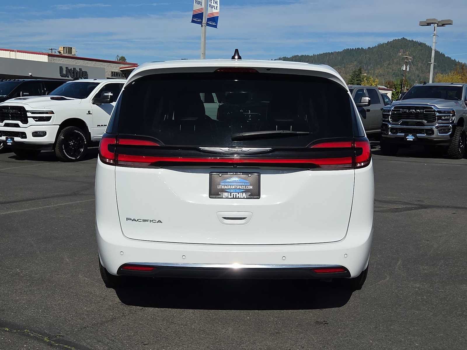 Used 2023 Chrysler Pacifica Touring-L FWD image 13