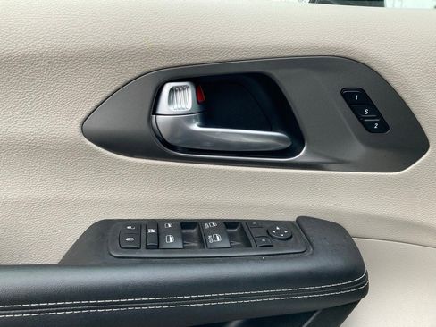 Used 2024 Chrysler Pacifica Touring-L image 13