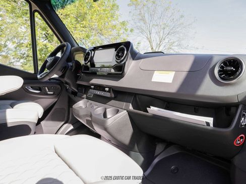 Used 2025 Mercedes-Benz Sprinter 2500 image 53
