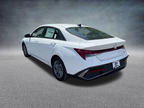 Used 2025 Hyundai Elantra Blue image 30