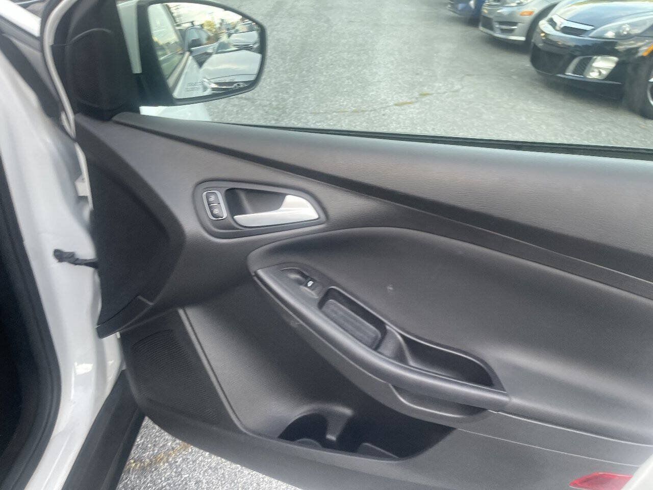 Used 2015 Ford Focus SE FWD image 23