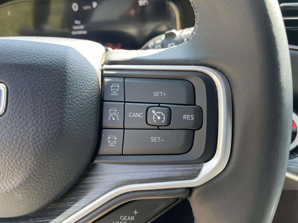 Used 2024 Jeep Wagoneer L Series II w/ Flexible Seating Group AWD/4WD image 19