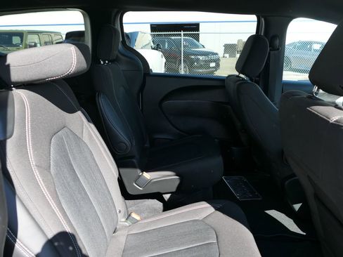 Used 2024 Chrysler Pacifica Touring image 23