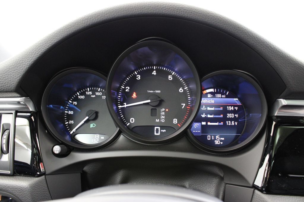 Certified 2025 Porsche Macan AWD/4WD image 18