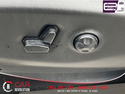 Used 2024 Chrysler Pacifica Limited FWD image 33