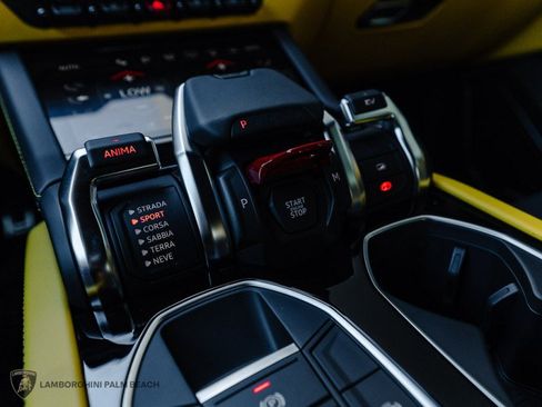 Used 2025 Lamborghini Urus S AWD/4WD image 9