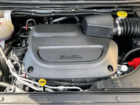 Used 2024 Chrysler Pacifica Touring-L FWD image 32