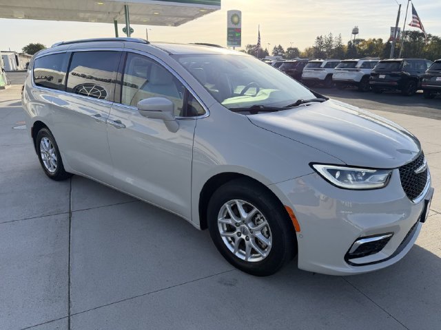 Used 2021 Chrysler Pacifica Touring-L w/ Uconnect Theater Family Group FWD image 3