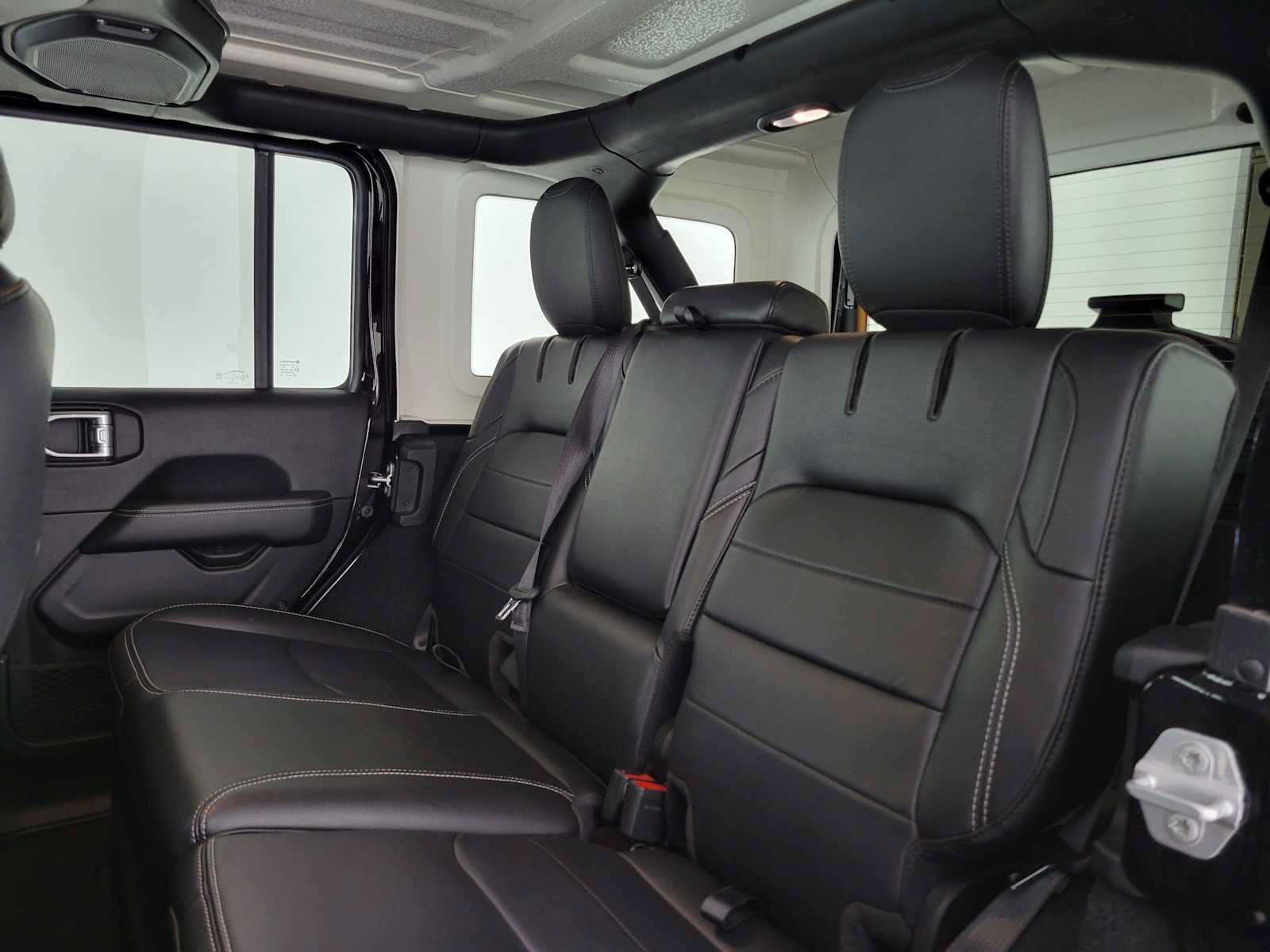 Used 2022 Jeep Wrangler Unlimited Sahara AWD/4WD image 17