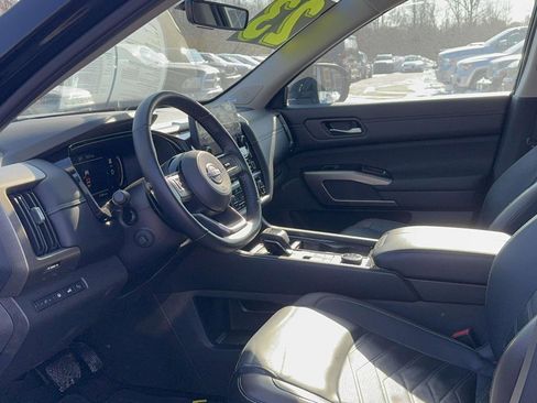 Used 2023 Nissan Pathfinder Platinum image 12