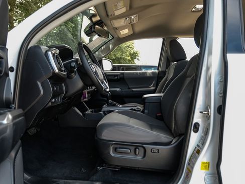 Used 2020 Toyota Tacoma SR5 image 40