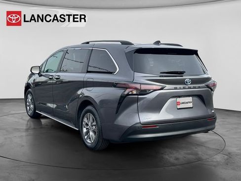 Certified 2025 Toyota Sienna XLE image 5