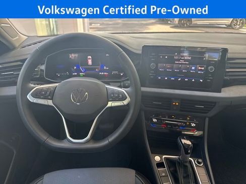 Certified 2025 Volkswagen Jetta SE w/ Sunroof Package image 16
