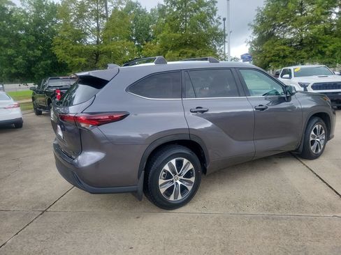 Used 2024 Toyota Highlander XLE FWD image 7