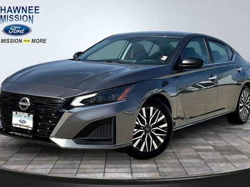Used 2024 Nissan Altima 2.5 SV FWD image 1