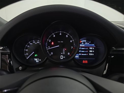 Used 2025 Porsche Macan image 15