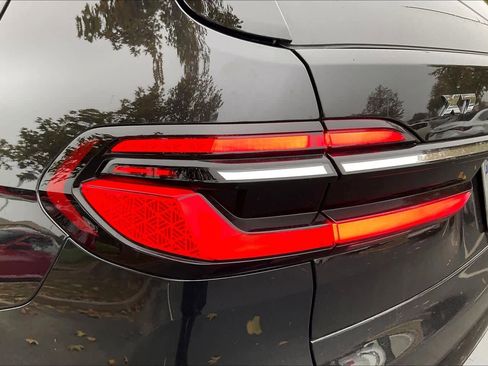 Used 2025 BMW X7 M60i image 31