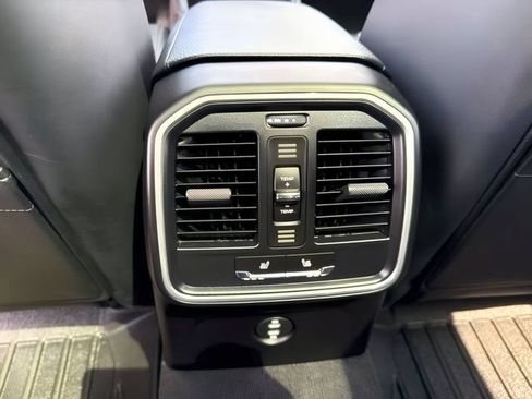 Used 2023 Porsche Macan AWD/4WD image 23