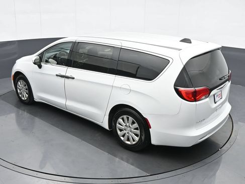 Used 2020 Chrysler Voyager L FWD image 20