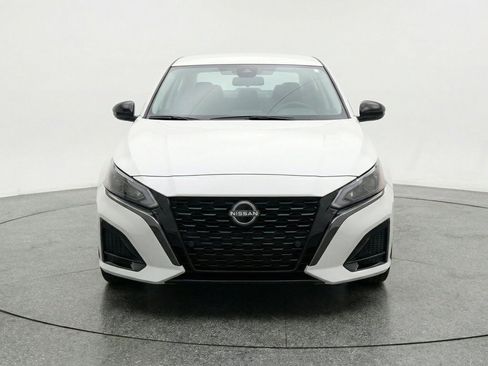 Used 2025 Nissan Altima 2.5 SV FWD image 2
