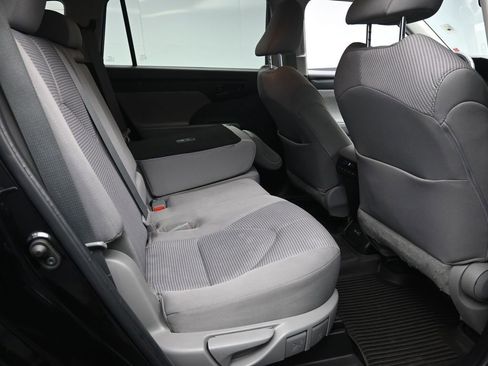 Used 2023 Toyota Highlander LE image 25